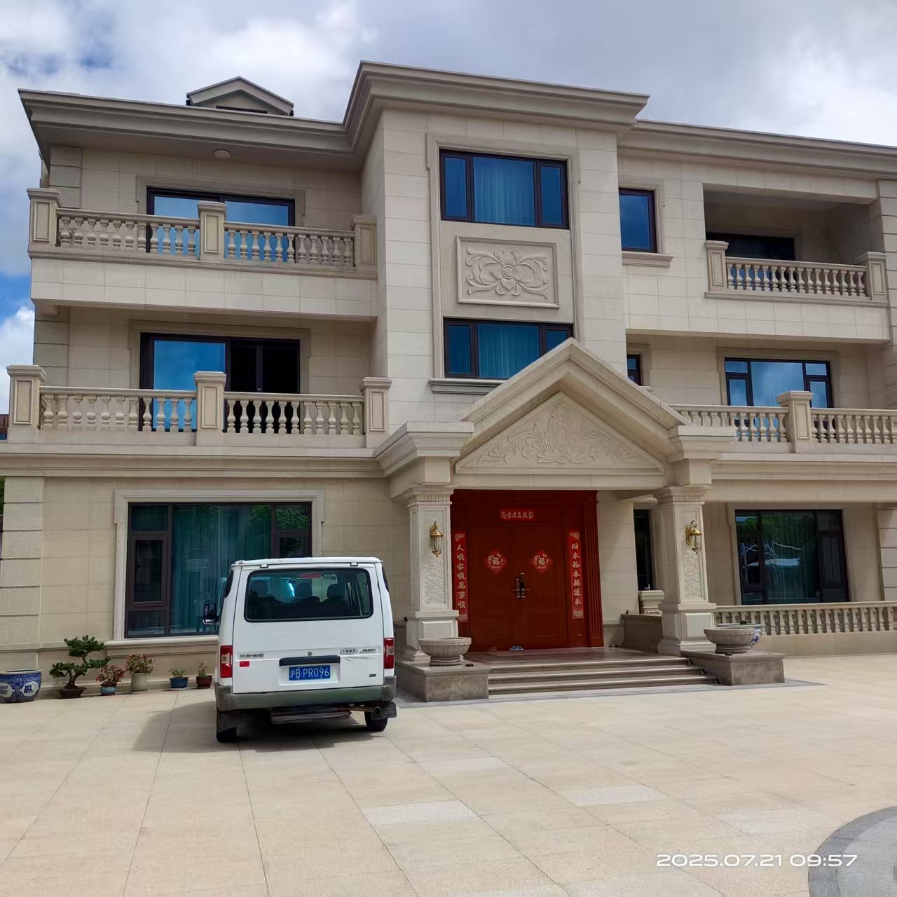 金橋云間綠大地別墅的詩意棲居中，韋柏 N2PLUS內置折疊紗窗